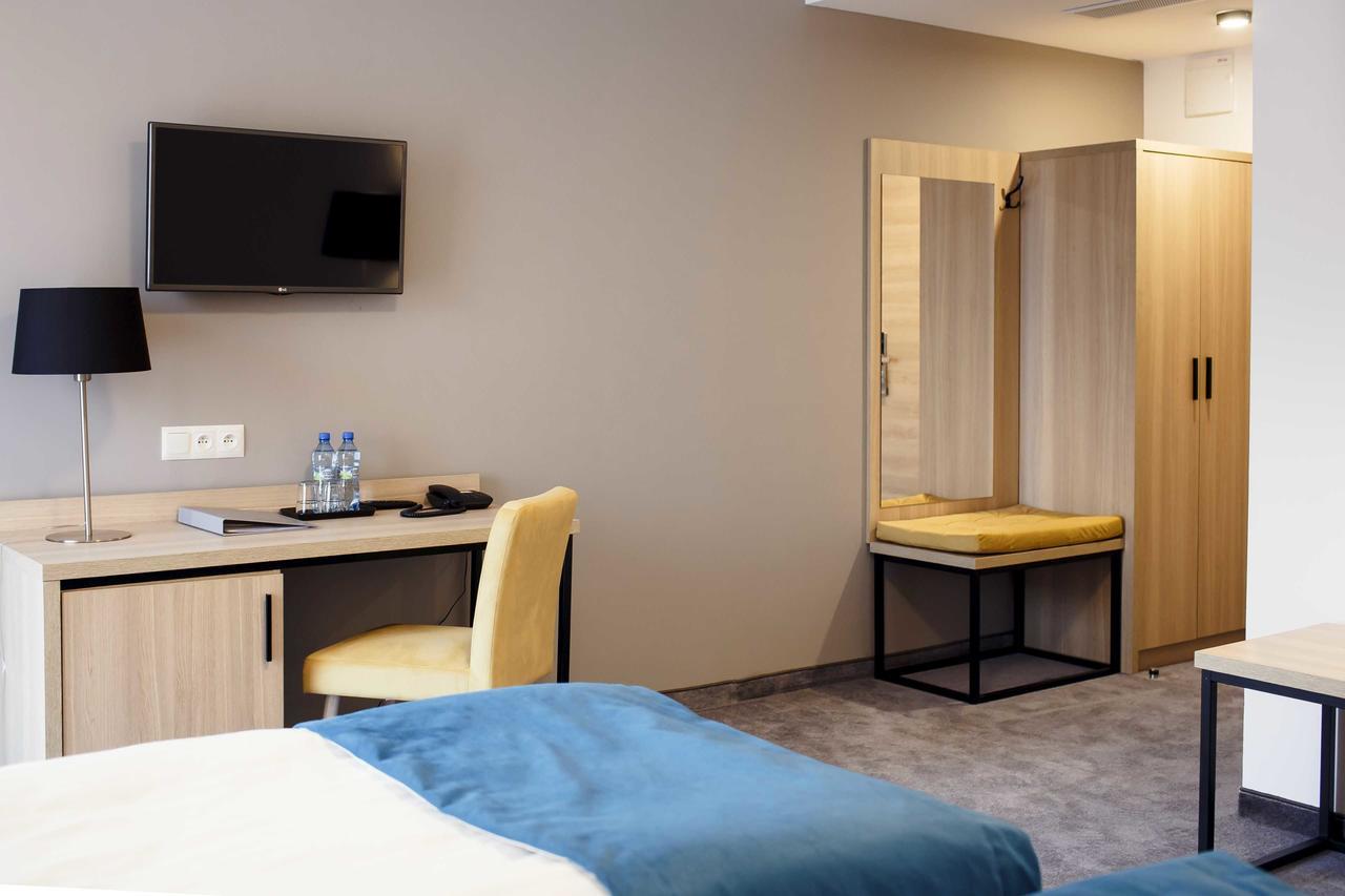 Czarny Staw Hotell Aleksandrów Łódzki Exteriör bild